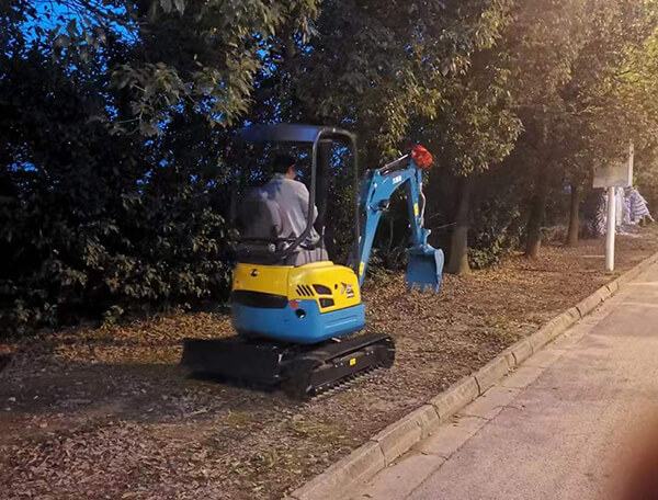 久保田迷你挖機(jī)(圖1)